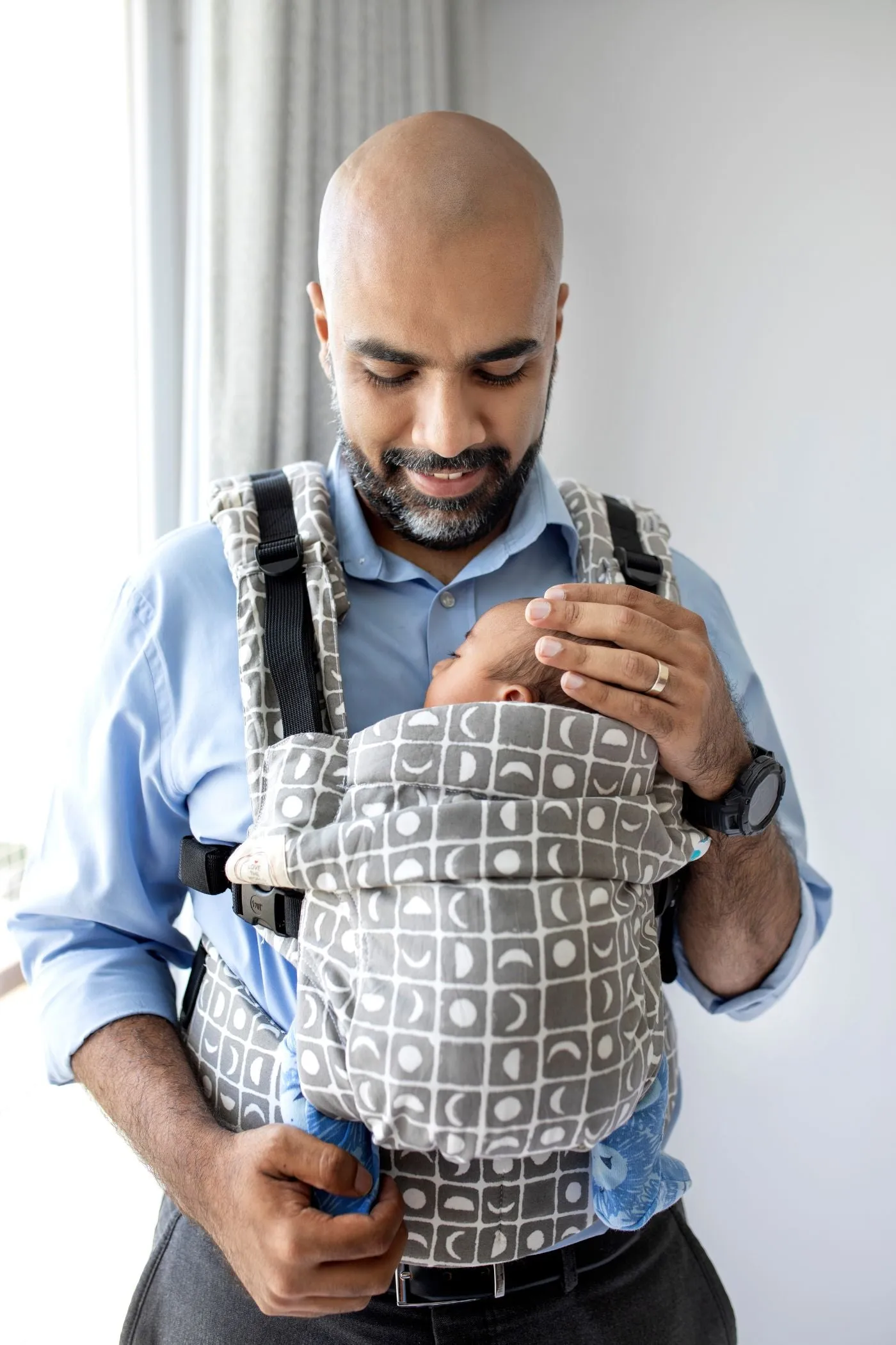 Aseema Baby Carrier | 0-4y | Grey Moon Chase Print